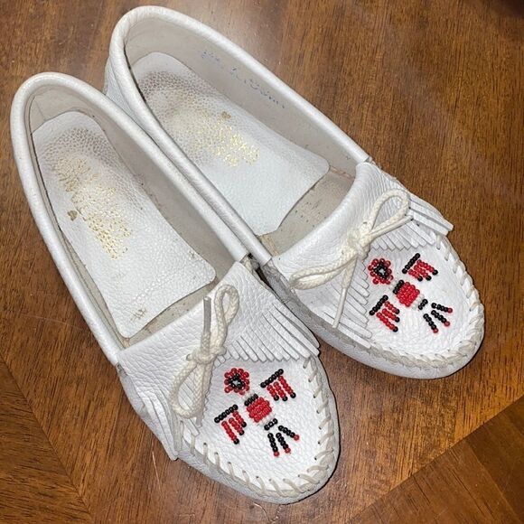 Minnetonka vintage white leather beaded loafers 7 - Picture 1 of 6